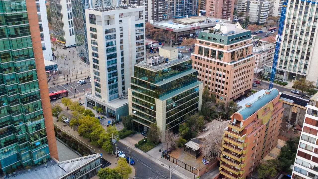 Oficina En Edificio Cordillera en El Golf, Las Condes, piso 8