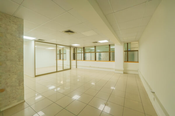 Oficina En Edificio Cordillera | 92 m² | Barrio El Golf | Piso 1 | Las Condes